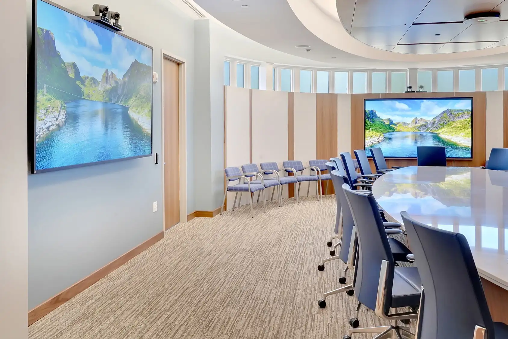 TwoMonitorsVideoConferencing